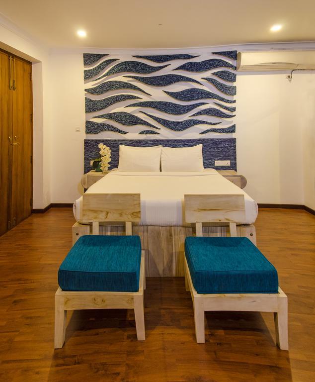 Binnacle Negombo Bilik gambar